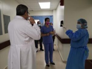 Ministra Turner entrega pruebas serologicas