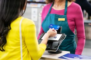 ContactlessCard_WomanGrocery_1 (1)