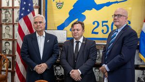 Jhonny López De la Cruz, presidente de la Brigada 2506_ el diputado costarricense Dragos Dolanescu y Orlando Gutiérrez-Boronat, directivo de la Asamblea de la Resistencia Cubana.