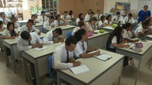 en-la-academia-bilingue-panama-el-futuro-se-atendera-estudiantes-nivel-educacion-media