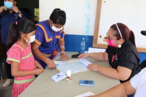 Pago de Becas en Soloy, Comarca Ngobe Buglé (4)