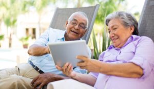 1140-couple-using-tablet-esp.imgcache.rev.web.1000.575