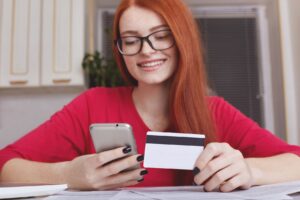 Foto Mujer recibe por correo electrónico su factura