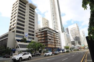8976