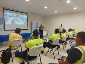 POLICIA NACIONAL CAPACITA A PERSONAL DE SANEAMIENTO 1 - copia