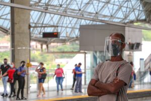 usuario-con-pantalla-facial-julio-1
