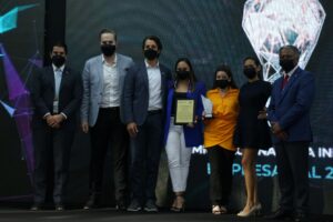 1er Lugar Lic. José Ramon Icaza, Lic. Rafael Perdomo, Lic. Peter Díaz, Lic. Bridget Moreno, Lic. Marie Carmen Chiari, Lic. Judit Hernández y el Dr. Eduardo Ortega-Barría