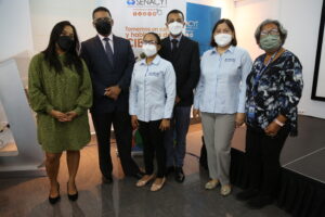Foto panelistas y Dra. Luz Cruz