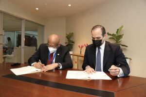 Héctor Alexander y Mauricio Claver-Carone firman préstamo de $60 millones