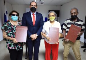 UABR entrega escrituras a residentes arrendatarios
