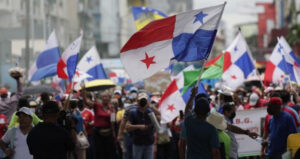 gremios-docentes-y-sindicales-manifestacion-en-ciudad-de-panama-13-julio-2022-efe-bienvenido-velasco_5_562x298
