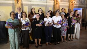 1 Pioneras de la ciencia posan junto al Dr. Eduardo Ortega, Dr. Harry Brown y equipo de CIEPS