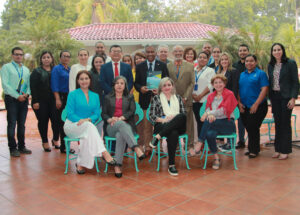 GRUPAL FUNCIONARIOS DE LA SENACYT Y LA CONTRALORIA EN TALLER INTOSAINT