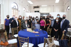 Homenajeados junto a asistentes del evento