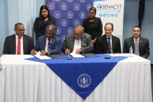 1. Firma de convenio entre la Senacyt y la CSS