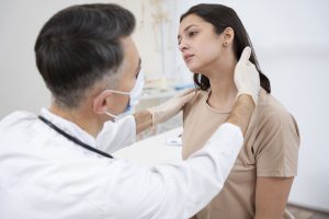 doctor-realizando-chequeo-medico