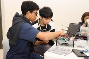 Jovenes trabajando
