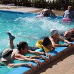 Adultos mayores participan en actividad acuaeróbicas