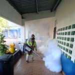 Equipo de control de vectores de Panamá este fumiga escuelas