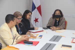Reunión directora con directores de centro (5)