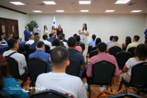 Ministra-de-Trabajo-junto-a-jovenes-egresados-de-la-Academia-Internado-Encontrando-el-Buen-Camino