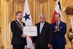 presidente-mulino-condecora-a-presidente-de-costa-rica-5-1724439274