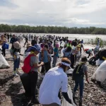 Voluntarios limpian playas contaminada en Panamá