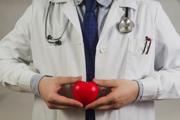 doctor-sujetando-corazon-plastico
