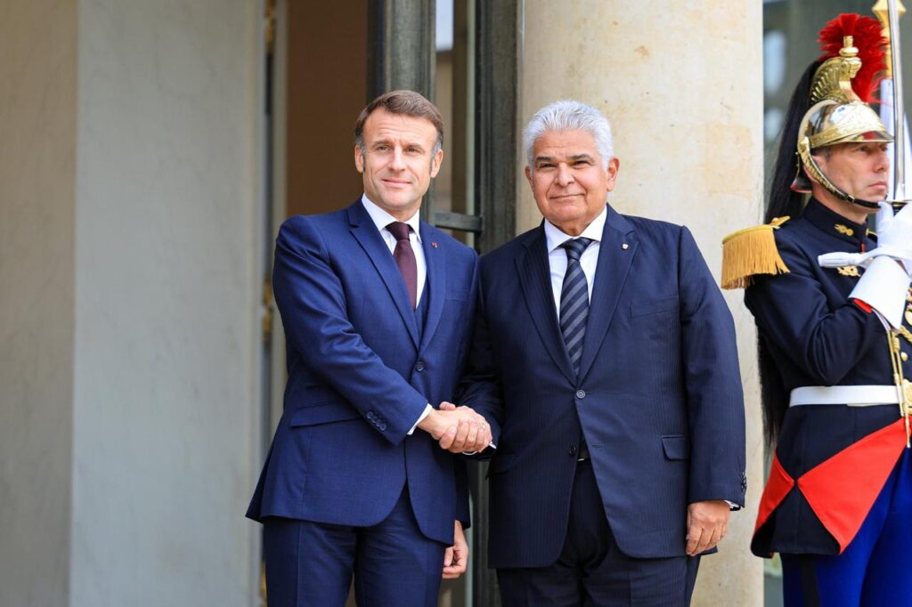 visita-del-presidente-a-paris-3-1729529595