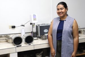 Valeria Guerra, estudiante graduanda del Centro Regional de Chiriquiì de la UTP, desarrolloì un proyecto que estudioì el desempenÞo de los sellos asfaìlticos que se usan en los puentes vehiculares