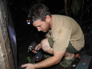 04 A Gregg_installing_his_equipment