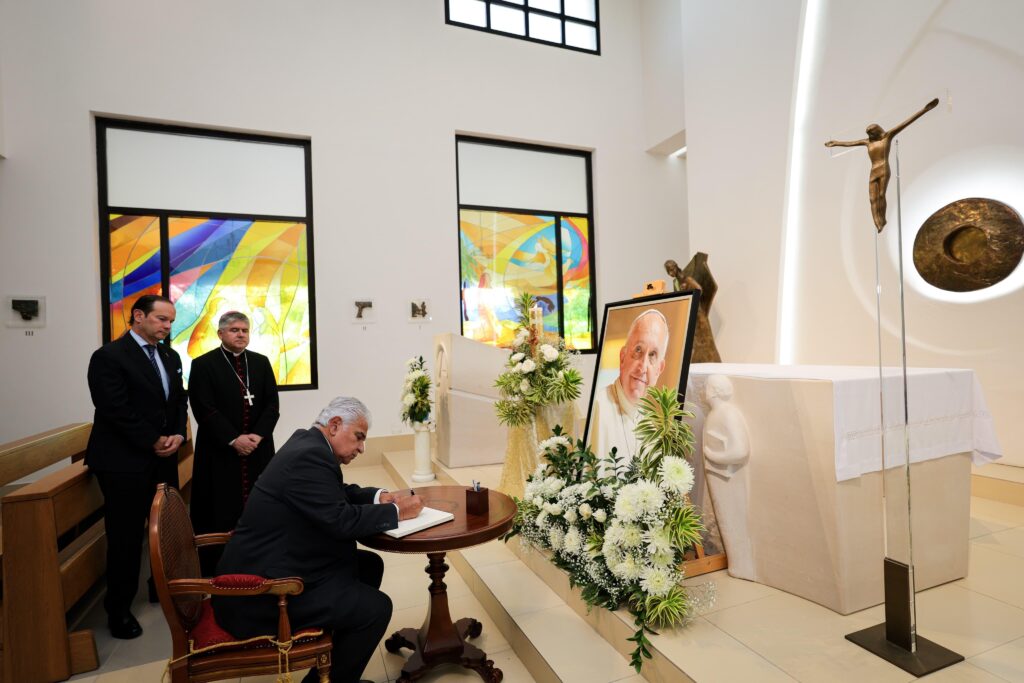 presidente-mulino-firma-libro-de-condolencias-1-1745450206