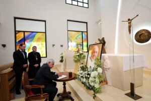 presidente-mulino-firma-libro-de-condolencias-1-1745450206