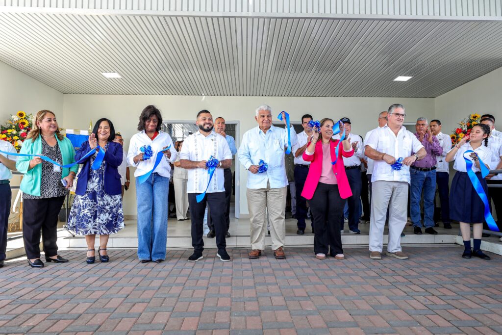 presidente-inaugura-escuela-antonio-jose-de-sucre-en-chiriqui-1-1753460832 (1)
