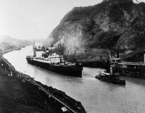 ss-ancon-cruza-canal-panama-4