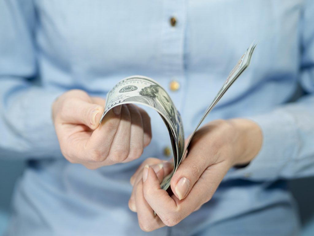 vista-frontal-de-la-persona-con-dinero