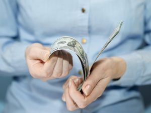vista-frontal-de-la-persona-con-dinero