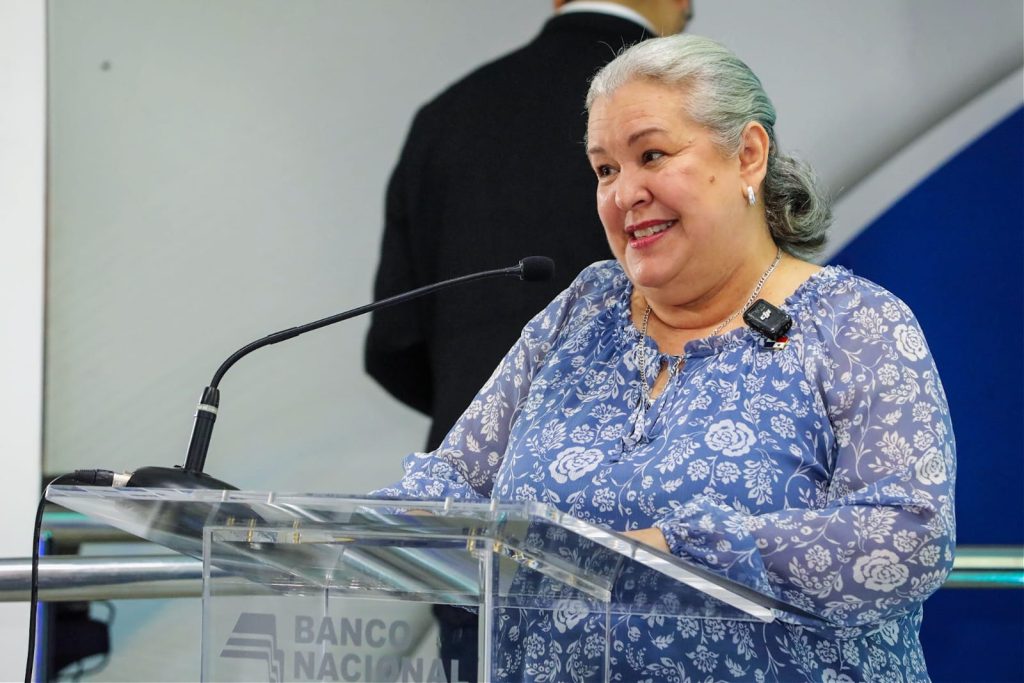 MINISTRA - BEATRIZ CARLES (1)