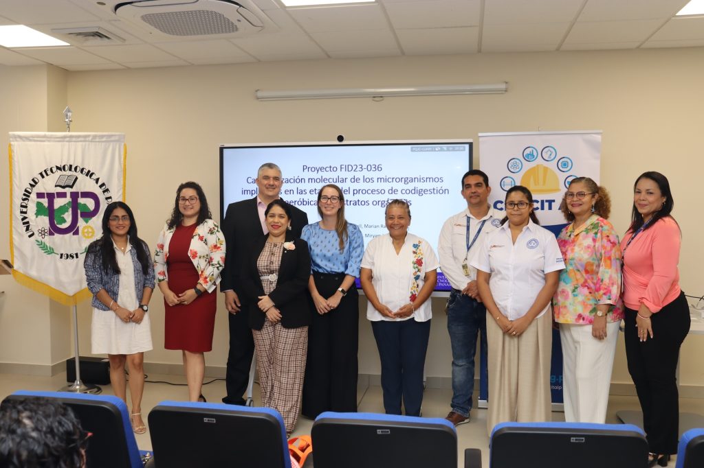Parte del equipo de investigacioìn, junto a autoridades de la UTP, el CEMCIT AIP y la SENACYT, durante la presentacioìn de resultados del proyecto