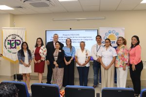 Parte del equipo de investigacioìn, junto a autoridades de la UTP, el CEMCIT AIP y la SENACYT, durante la presentacioìn de resultados del proyecto