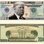 Donald Trump presenta el nuevo diseño del billete de 100 dólares con su firma