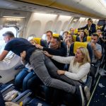 Un pasajero es succionado parcialmente tras romperse una ventanilla en un vuelo de Ryanair