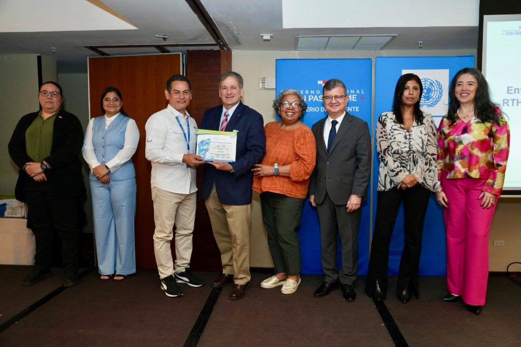 Ana Aguilar, Cilinia Aparicio, Javier Jordan, Juan Carlos Navarro, Luz Cruz, Oscar Vallarino, Jessica Young y Gloria Lugo
