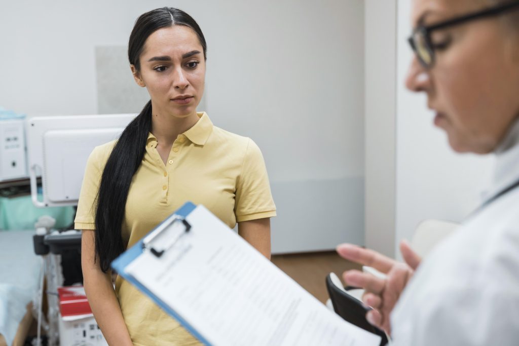 patient-doctor-talking-about-diagnose